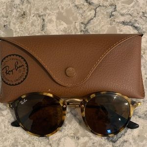 Women's Ray bans w/ case.